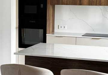 Прямая кухня с антресолями и островом в Колодищах. Цена: от 13000 BYN